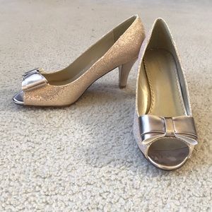 Stunning Avenue Grace Gold Peep Toe Pumps with Bows